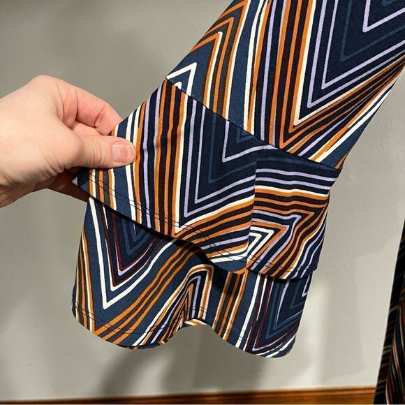 Bell long sleeve zig zag print deep v-neck dress - Picture 3 of 14